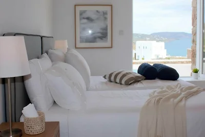 Hell gestaltete Villa mit Pool