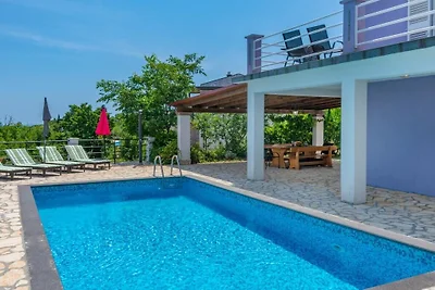 Casa de vacaciones en Labin con piscina.