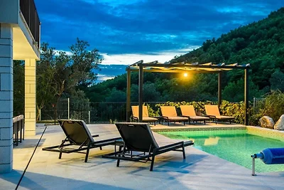 Blue Stone mit Pool und Garten
