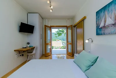 Apartments Sara (Molunat)