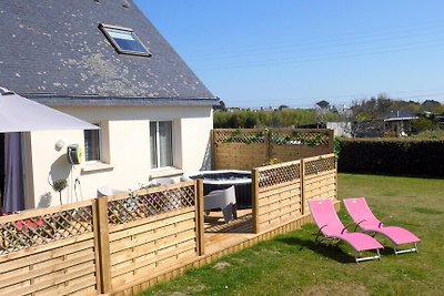 Holiday home with jacuzzi in Plouguerneau