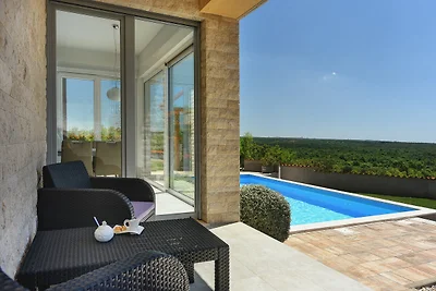 Moderne Villa in Peroj mit Pool und...