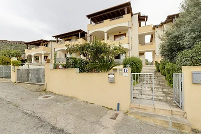 Zwembad condivisa en ampio spazio esterno...