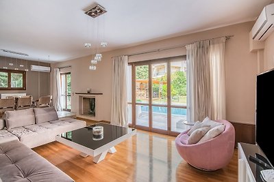 Luxuriöse Villa mit Pool in Anavissos