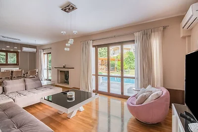 Luxuriöse Villa mit Pool in Anavissos