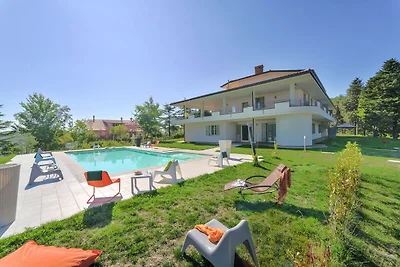 Ruime Villa in Tavullia met Zwembad