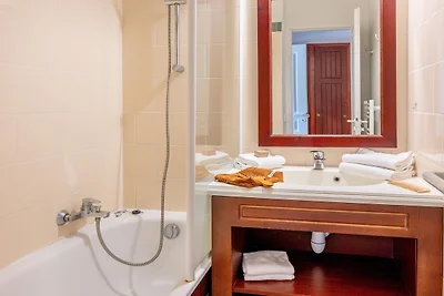 Premium Apartment for 6 near Lake