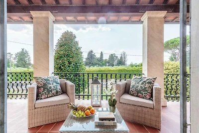 Villa a Lucca con Piscina e Vista Campagna