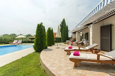 Villa in Nova Vas mit Schwimmbecken