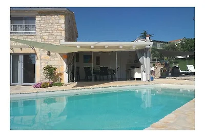 Ferienhaus in Kastelir mit Schwimmbecken