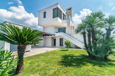 Luxuriöse Villa mit Pool und Seeblick