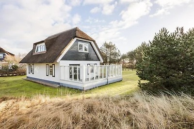 Reetgedeckte Villa in Strandnähe