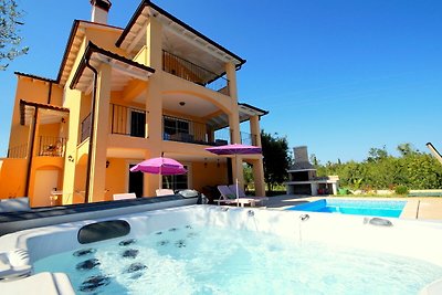 Splendida villa con piscina, centro benessere...