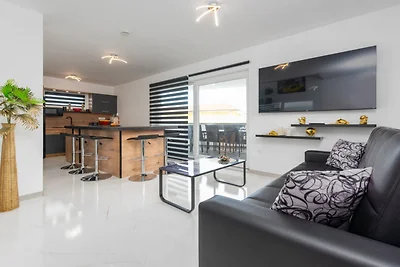 De Luxe Three Bedroom Apartment with Hot-Tub