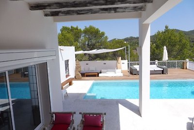 Hermosa villa en Cala Tarida con piscina