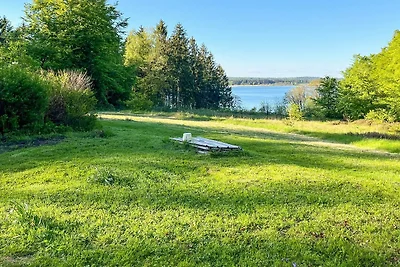 Ferienhaus am See mit Wald