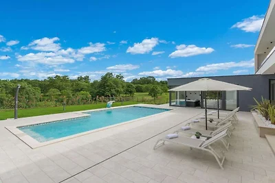 Villa in Tinjan mit Schwimmbecken