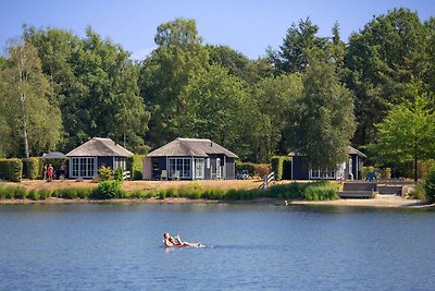 Rietgedekte lodge met combimagnetron, op vaka...