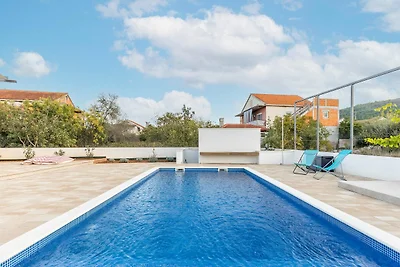 Ferienhaus in Bilice mit Pool