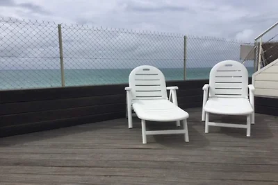 Wohnung und Blick auf den Privatstrand.