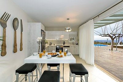 Villa with Pool in Gerani