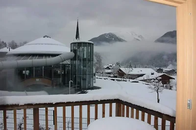 Soggiorno spazioso con vista sulle montagne