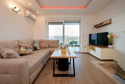 Exclusive Okrug Gornji Apartment with Shared ...