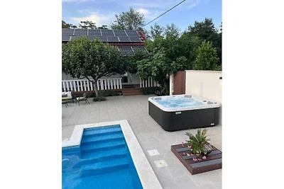 Stella mit Pool & beheizter Jaccuzzi