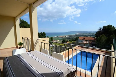 Townhouse in Estartit near sea beach
