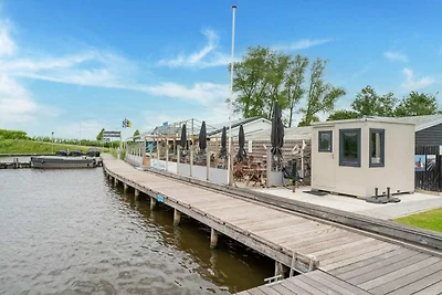 Entspannendes Ferienchalet am Wasser in Grou
