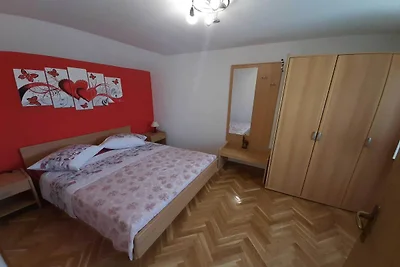 Cozy Apartments with Private Balcony Vinisce ...