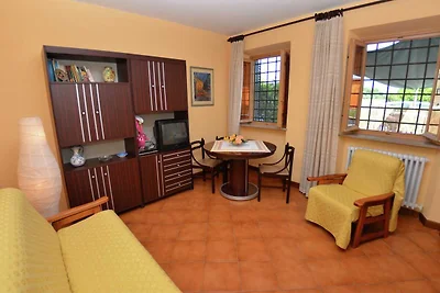 Casa in stile provenzale tra le colline di Lu...