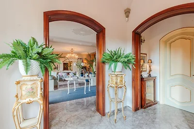 Villa a Lucca con Piscina e Vista Campagna