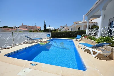 Geräumige Villa im Ferienort Vilamoura mit pr...