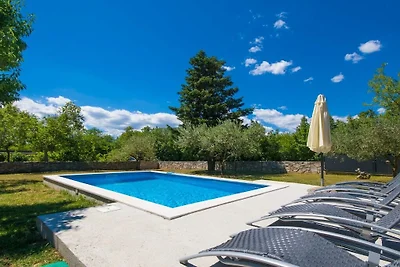 Villa a Raša con piscina