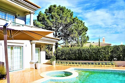 Luxuriöse Villa mit Pool in der Nähe