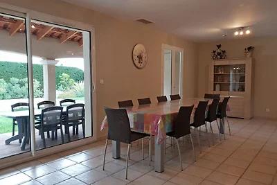 Villa mit Garten und überdachter Terrasse