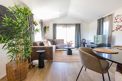 Fraai chalet met terras op een vakantiepark