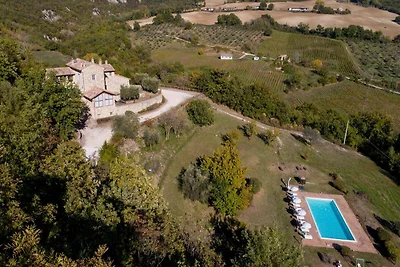 Appartamento in casale con piscina