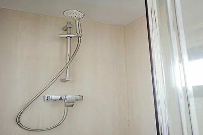 Hausboot am Hafen mit Seeblick