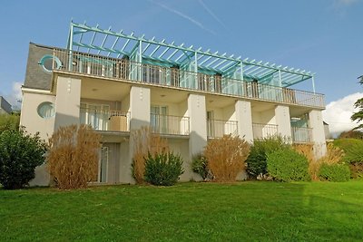 Spacious apartment with pool and sea view