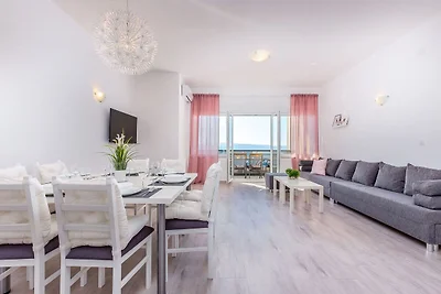 Villa in Dramalj mit Meeresstrand