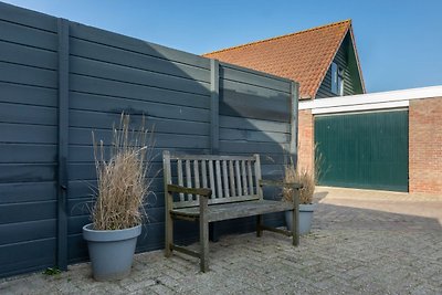 Studio met terras bij strand