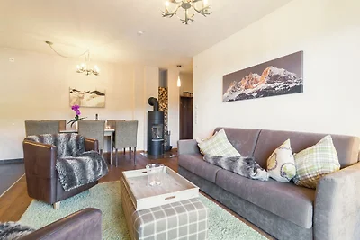 Ferienhaus mit verschneitem Blick