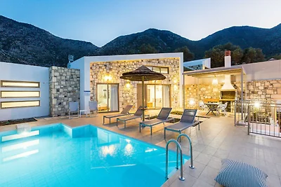 Villa in Bali mit Pool und Bergblick