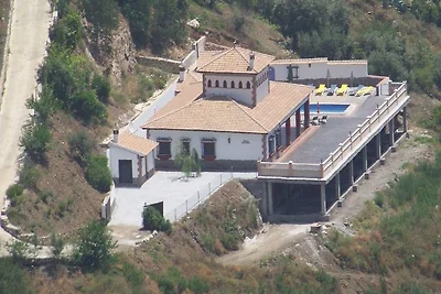 Geräumige Villa in Sayalonga mit Whirlpool