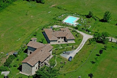 Grazioso agriturismo con piscina in Umbria