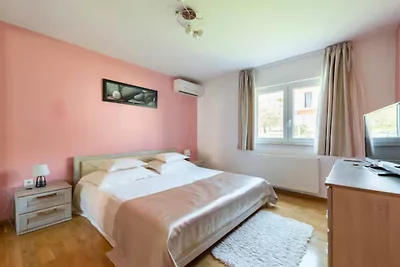Six Bedroom Villa with Outdoor Pool, Sauna an...