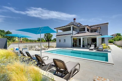 Villa con piscina a Premantura