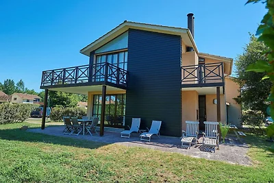 Villa in una riserva naturale con castello